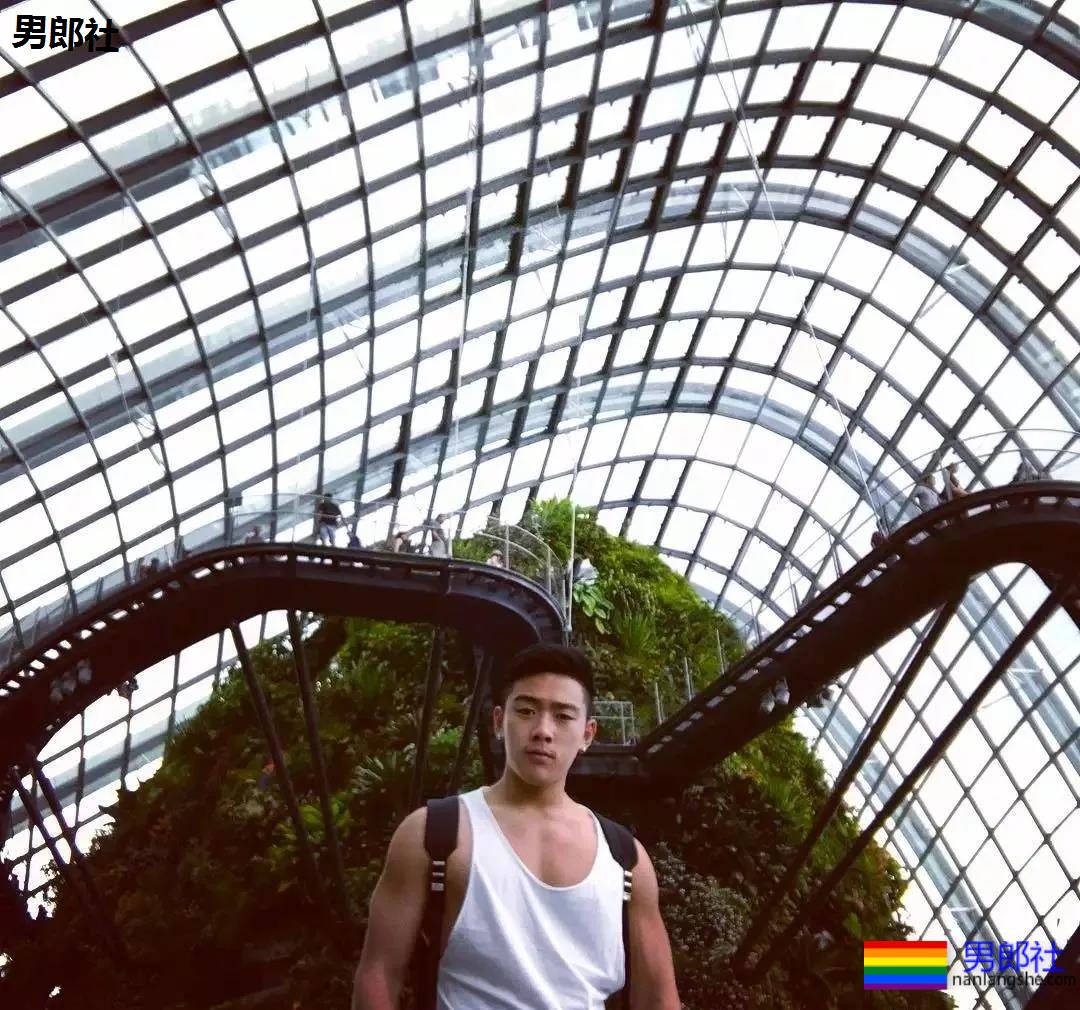 律师一身的腱子肉,在游泳池献出了各种曝光照 - 51虹马 律师一身的腱子肉,在游泳池献出了各种曝光照 - 51虹马