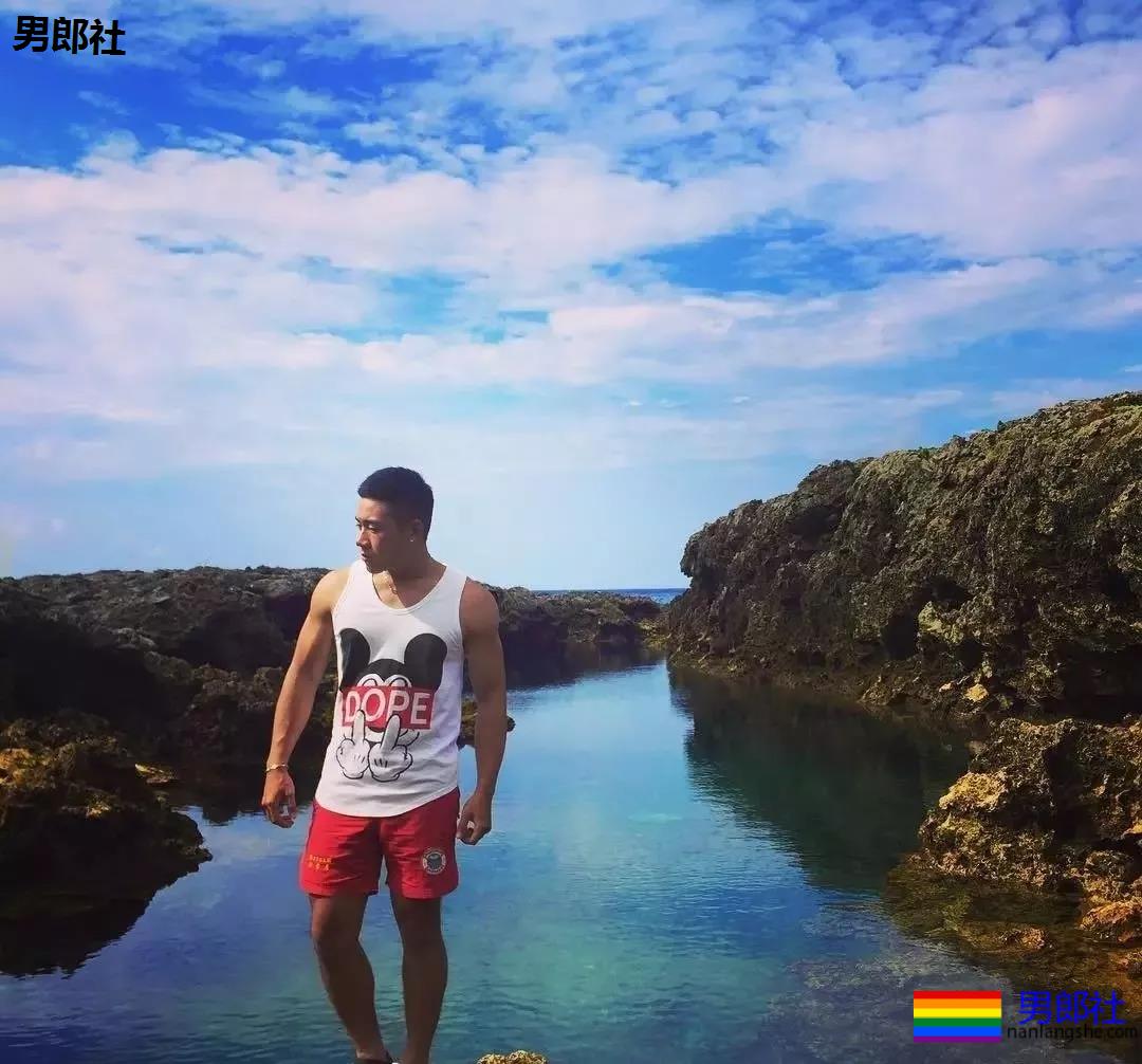 律师一身的腱子肉,在游泳池献出了各种曝光照 - 51虹马 律师一身的腱子肉,在游泳池献出了各种曝光照 - 51虹马