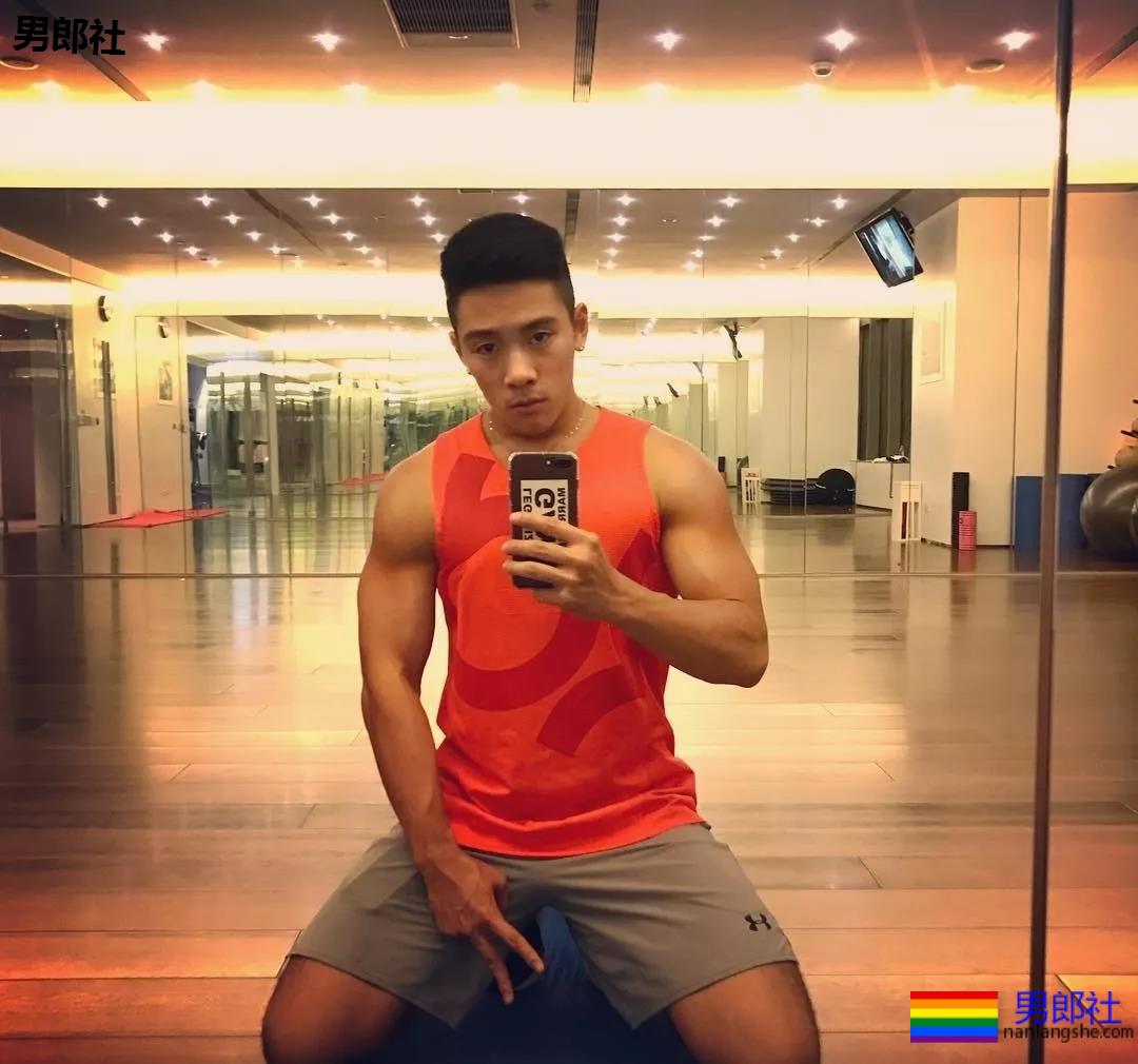 律师一身的腱子肉,在游泳池献出了各种曝光照 - 51虹马 律师一身的腱子肉,在游泳池献出了各种曝光照 - 51虹马