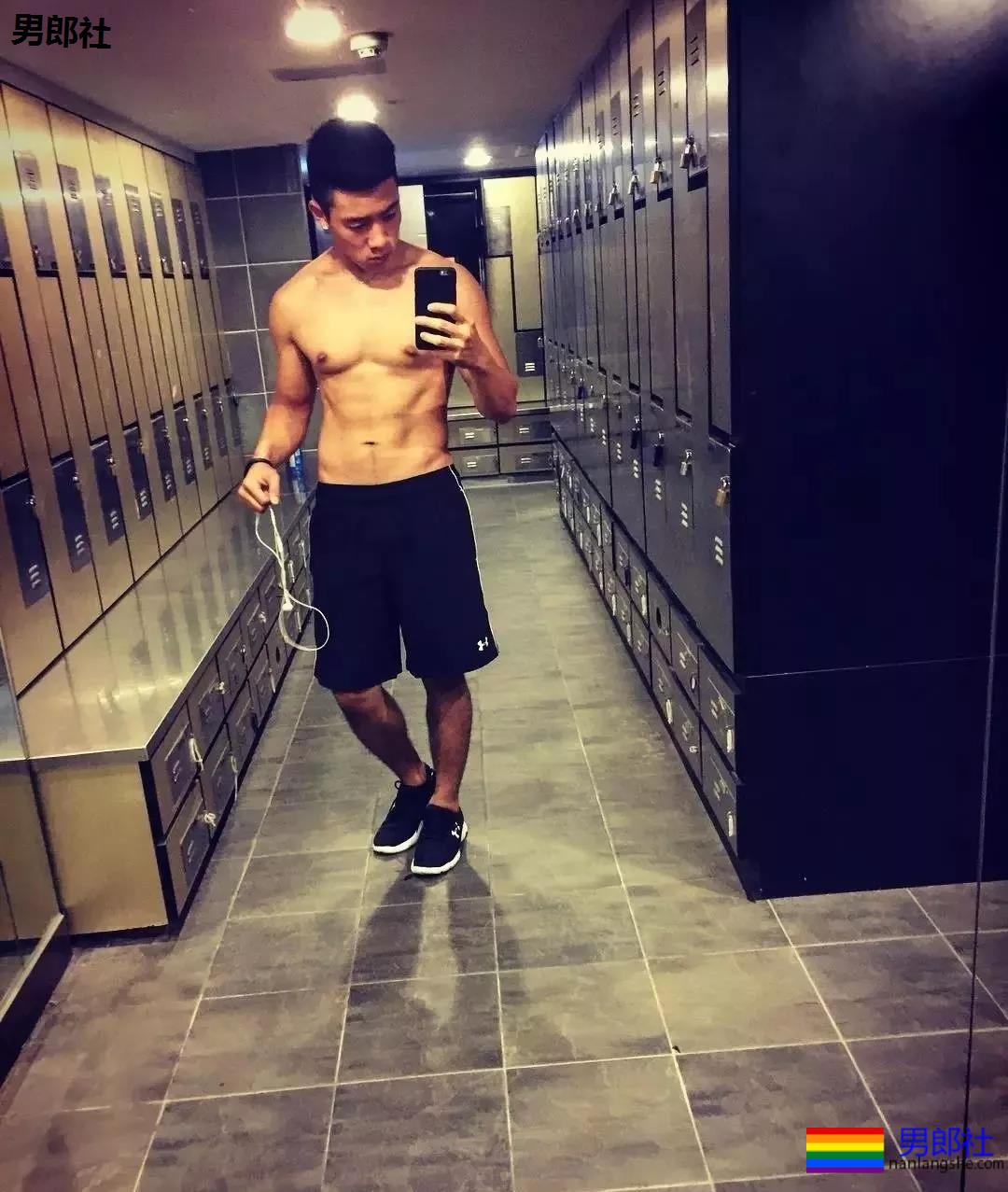 律师一身的腱子肉,在游泳池献出了各种曝光照 - 51虹马 律师一身的腱子肉,在游泳池献出了各种曝光照 - 51虹马