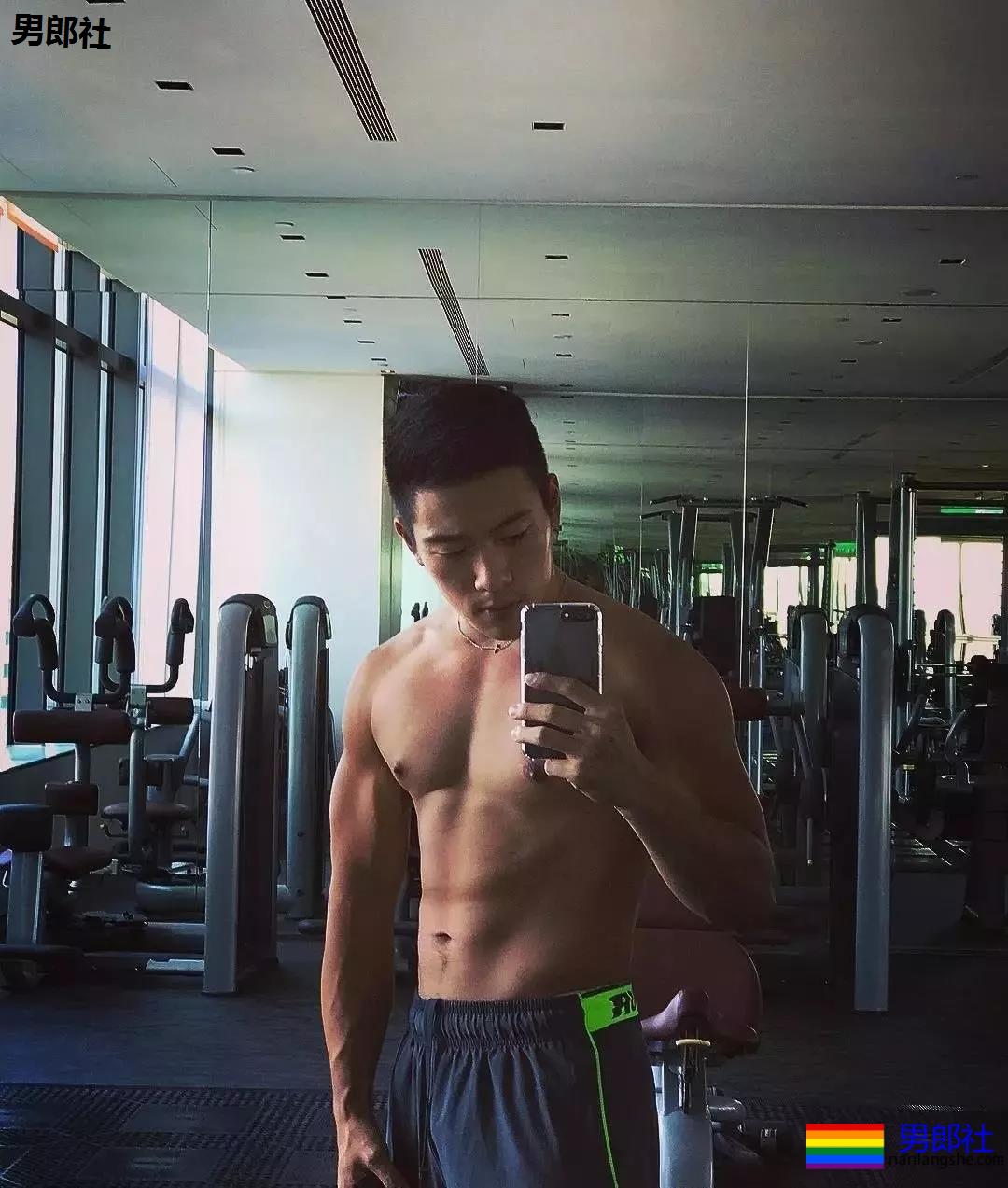 律师一身的腱子肉,在游泳池献出了各种曝光照 - 51虹马 律师一身的腱子肉,在游泳池献出了各种曝光照 - 51虹马