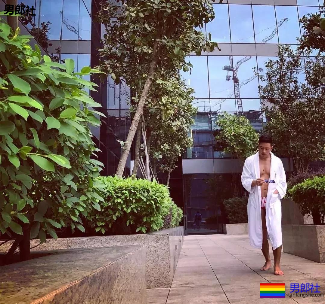 律师一身的腱子肉,在游泳池献出了各种曝光照 - 51虹马 律师一身的腱子肉,在游泳池献出了各种曝光照 - 51虹马