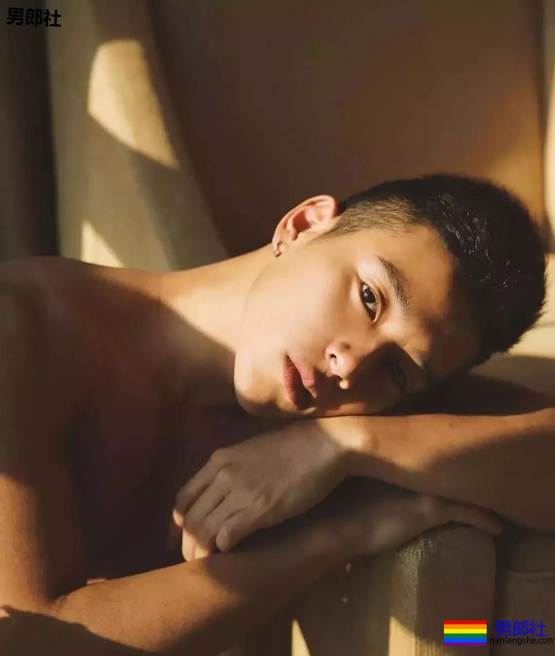 律师一身的腱子肉,在游泳池献出了各种曝光照 - 51虹马 律师一身的腱子肉,在游泳池献出了各种曝光照 - 51虹马