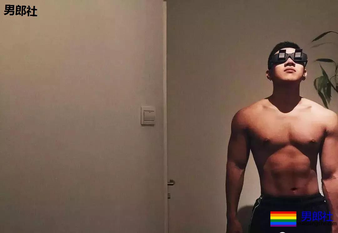 律师一身的腱子肉,在游泳池献出了各种曝光照 - 51虹马 律师一身的腱子肉,在游泳池献出了各种曝光照 - 51虹马