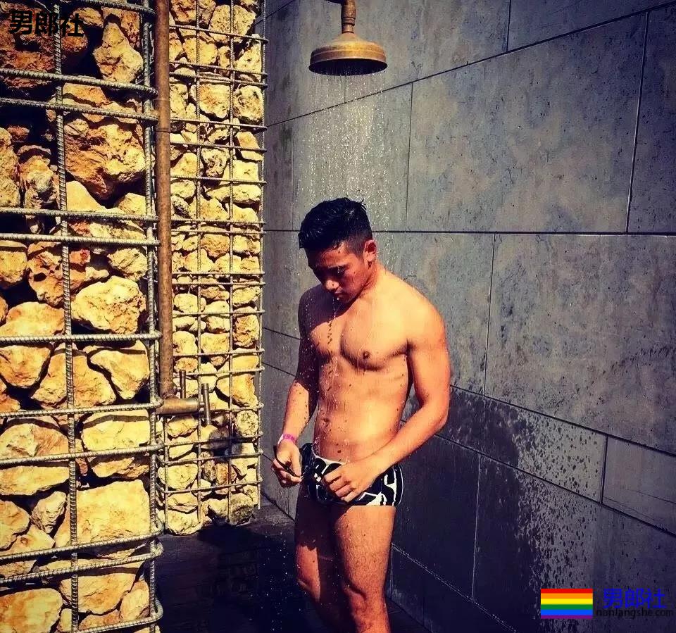 律师一身的腱子肉,在游泳池献出了各种曝光照 - 51虹马 律师一身的腱子肉,在游泳池献出了各种曝光照 - 51虹马