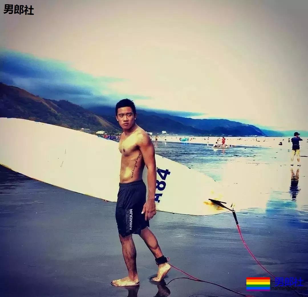 律师一身的腱子肉,在游泳池献出了各种曝光照 - 51虹马 律师一身的腱子肉,在游泳池献出了各种曝光照 - 51虹马