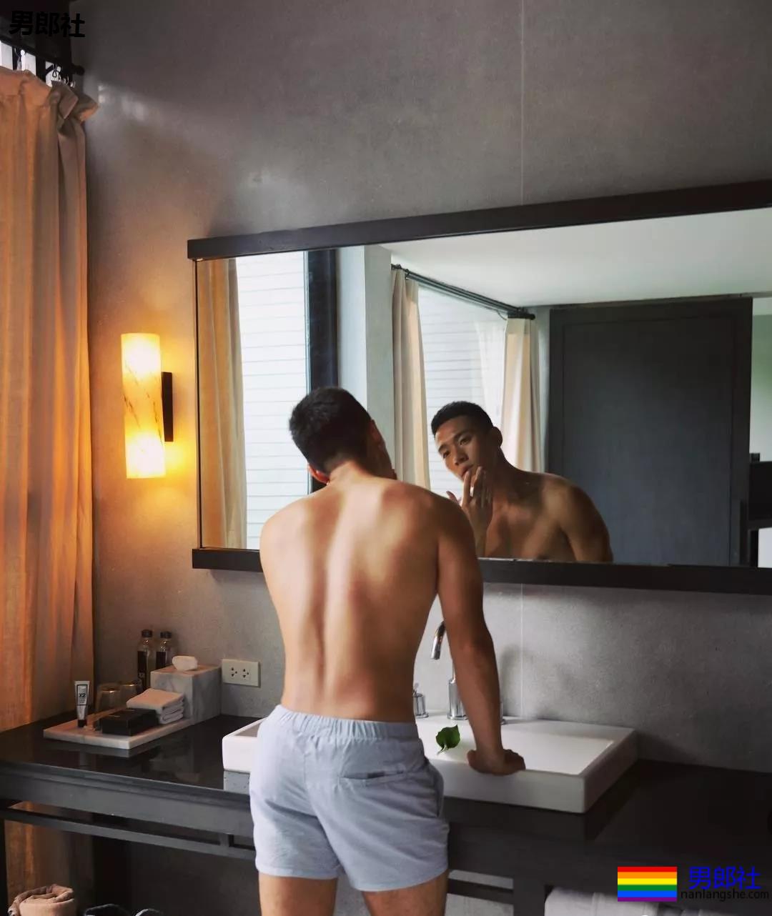 律师一身的腱子肉,在游泳池献出了各种曝光照 - 51虹马 律师一身的腱子肉,在游泳池献出了各种曝光照 - 51虹马