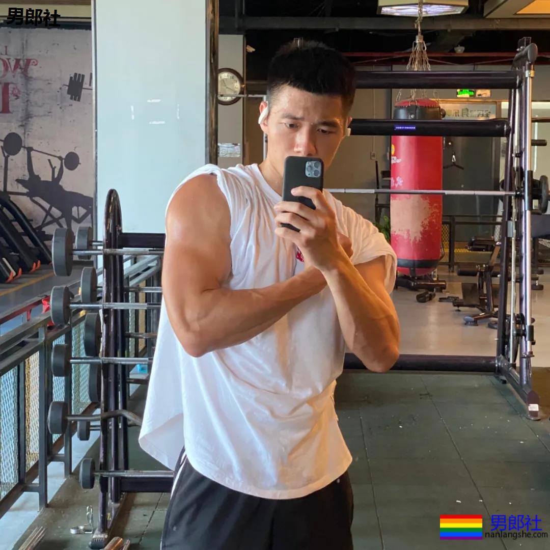 山里野泳的那个肌肉男，原来是名特警帅哥！ - 51虹马