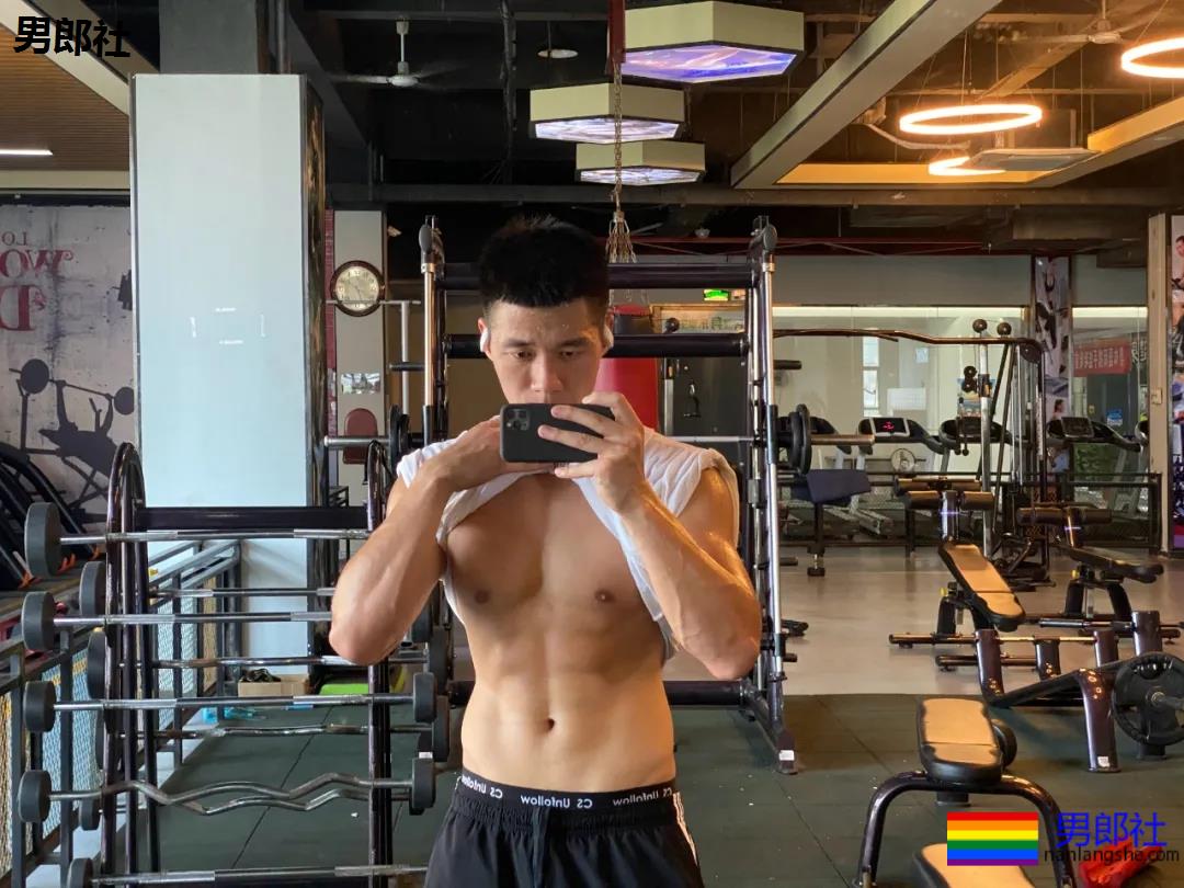 山里野泳的那个肌肉男，原来是名特警帅哥！ - 51虹马