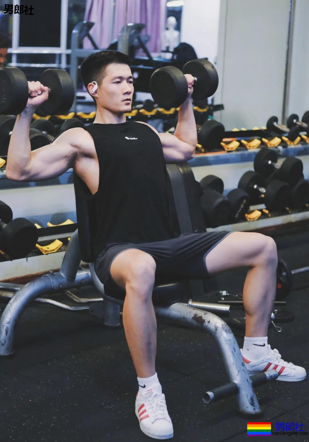 山里野泳的那个肌肉男，原来是名特警帅哥！ - 51虹马