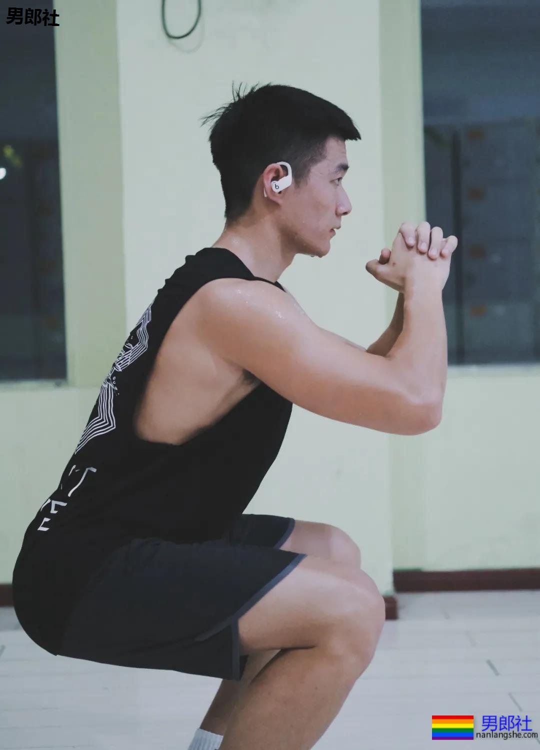 山里野泳的那个肌肉男，原来是名特警帅哥！ - 51虹马