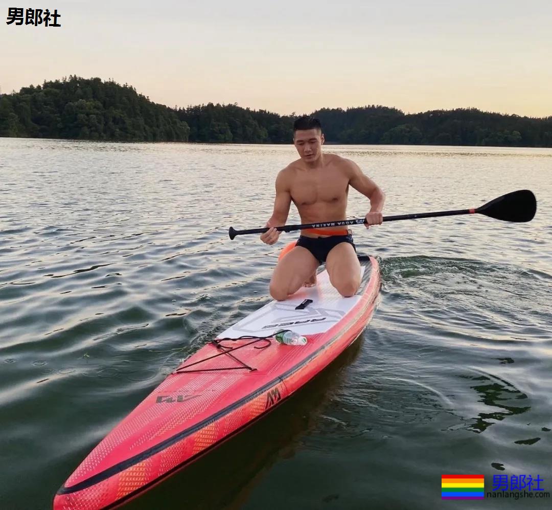 山里野泳的那个肌肉男，原来是名特警帅哥！ - 51虹马