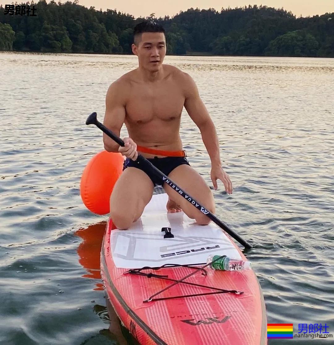 山里野泳的那个肌肉男，原来是名特警帅哥！ - 51虹马