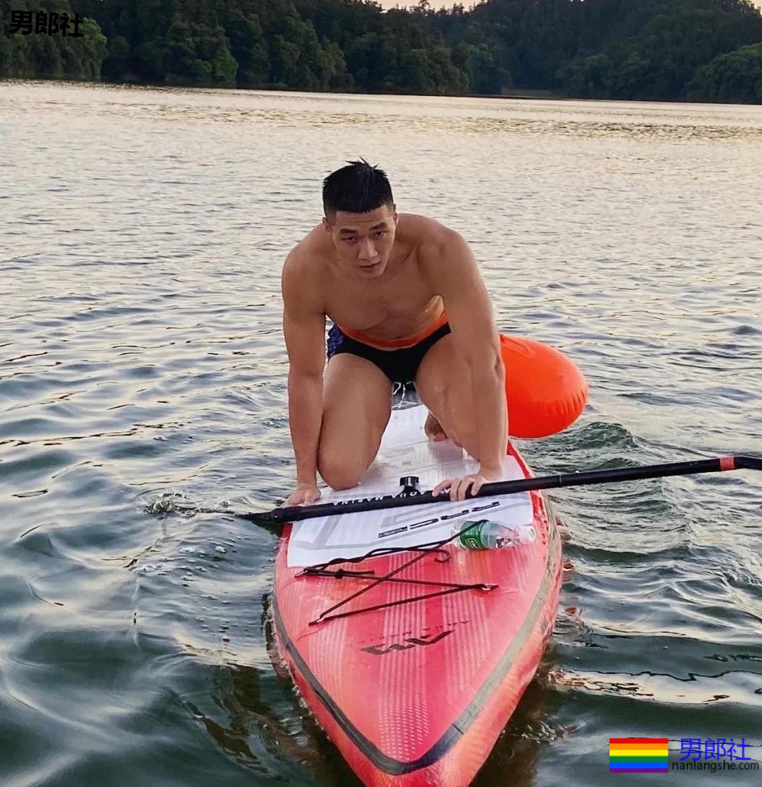 山里野泳的那个肌肉男，原来是名特警帅哥！ - 51虹马