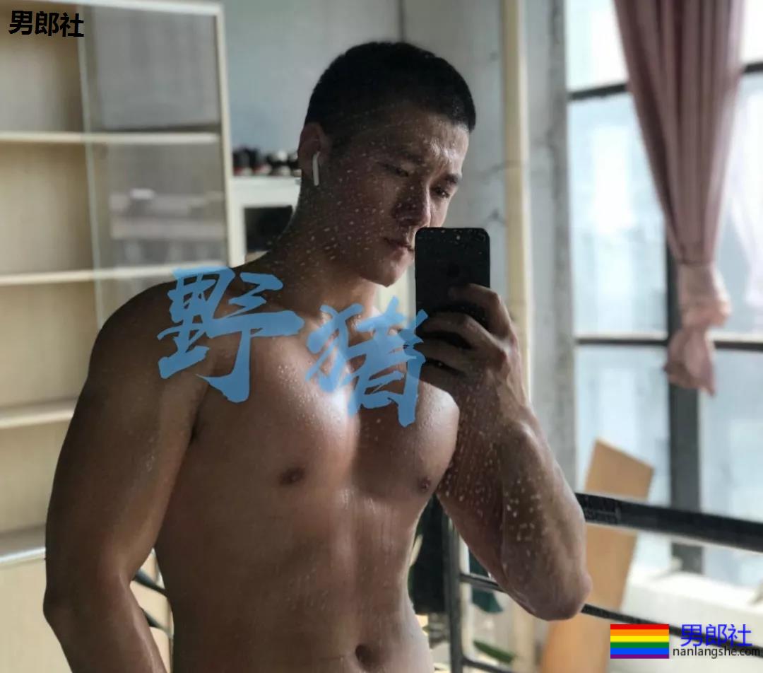 山里野泳的那个肌肉男，原来是名特警帅哥！ - 51虹马