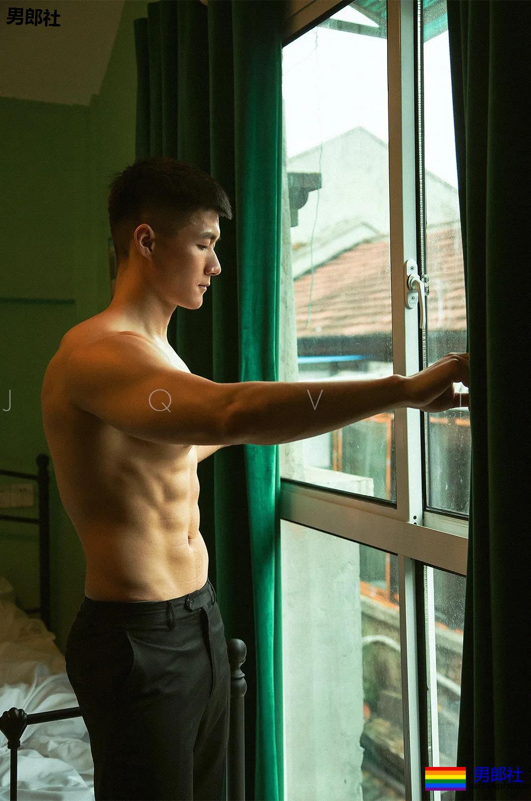 山里野泳的那个肌肉男，原来是名特警帅哥！ - 51虹马