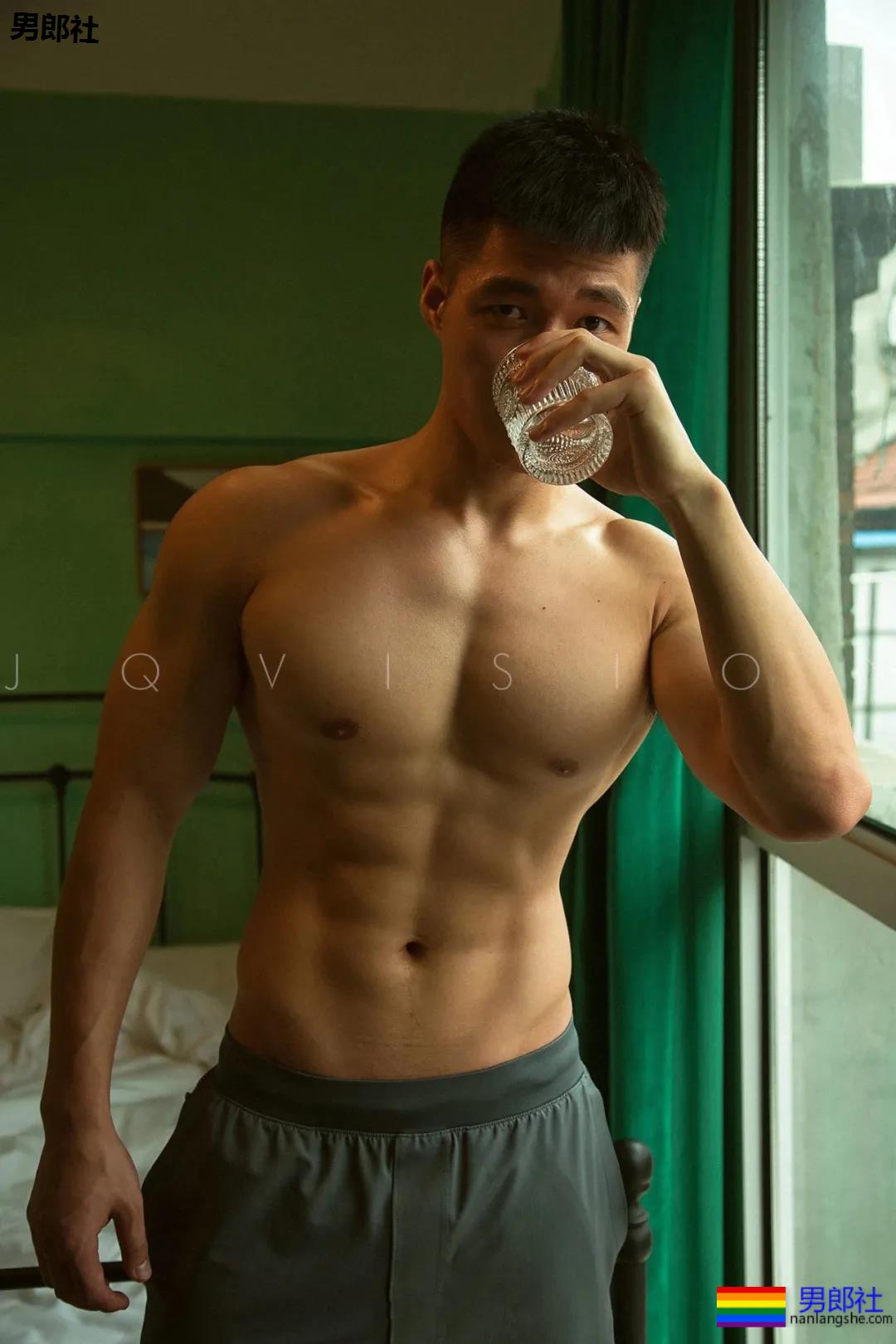 山里野泳的那个肌肉男，原来是名特警帅哥！ - 51虹马