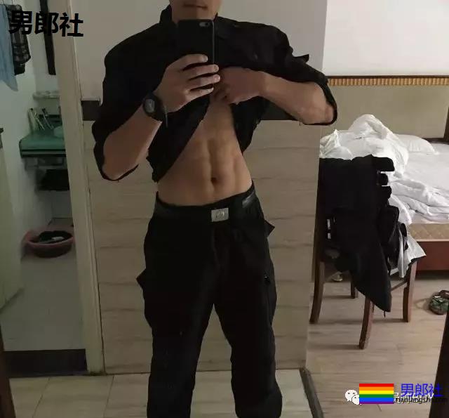 山里野泳的那个肌肉男，原来是名特警帅哥！ - 51虹马