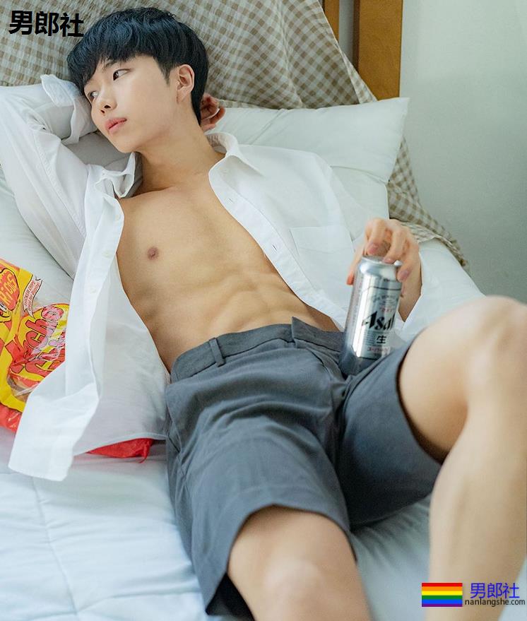 韩国欧巴背影太过迷人，扒出他的旧照片居然这么有料。 - 51虹马