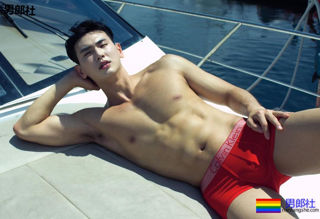 韩国欧巴背影太过迷人，扒出他的旧照片居然这么有料。 - 51虹马