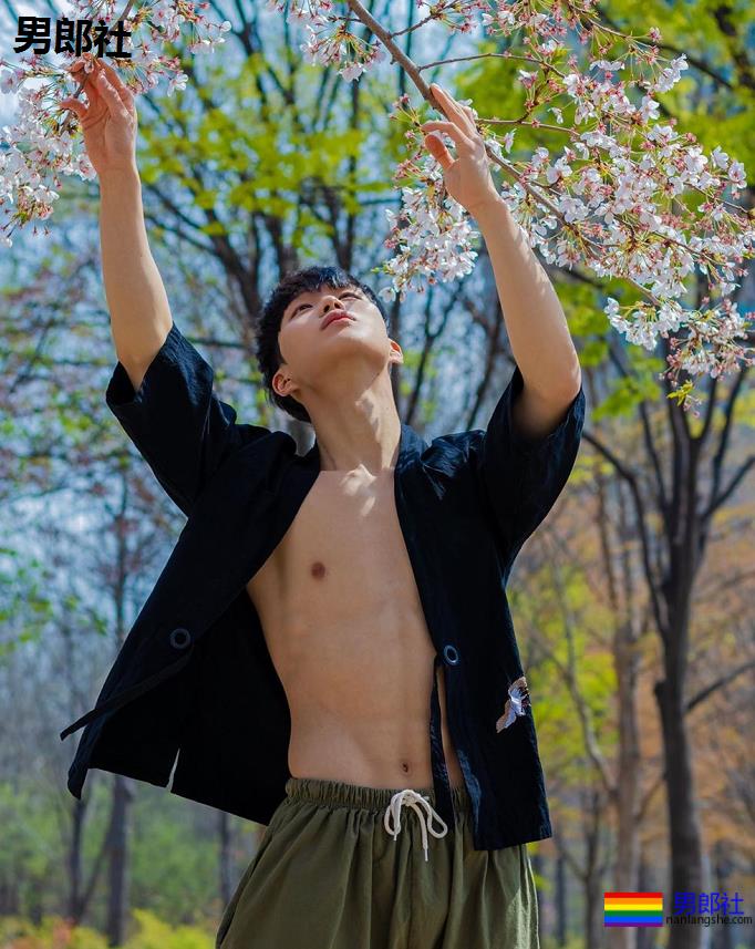 韩国欧巴背影太过迷人，扒出他的旧照片居然这么有料。 - 51虹马