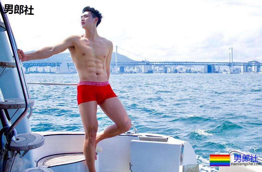 韩国欧巴背影太过迷人，扒出他的旧照片居然这么有料。 - 51虹马