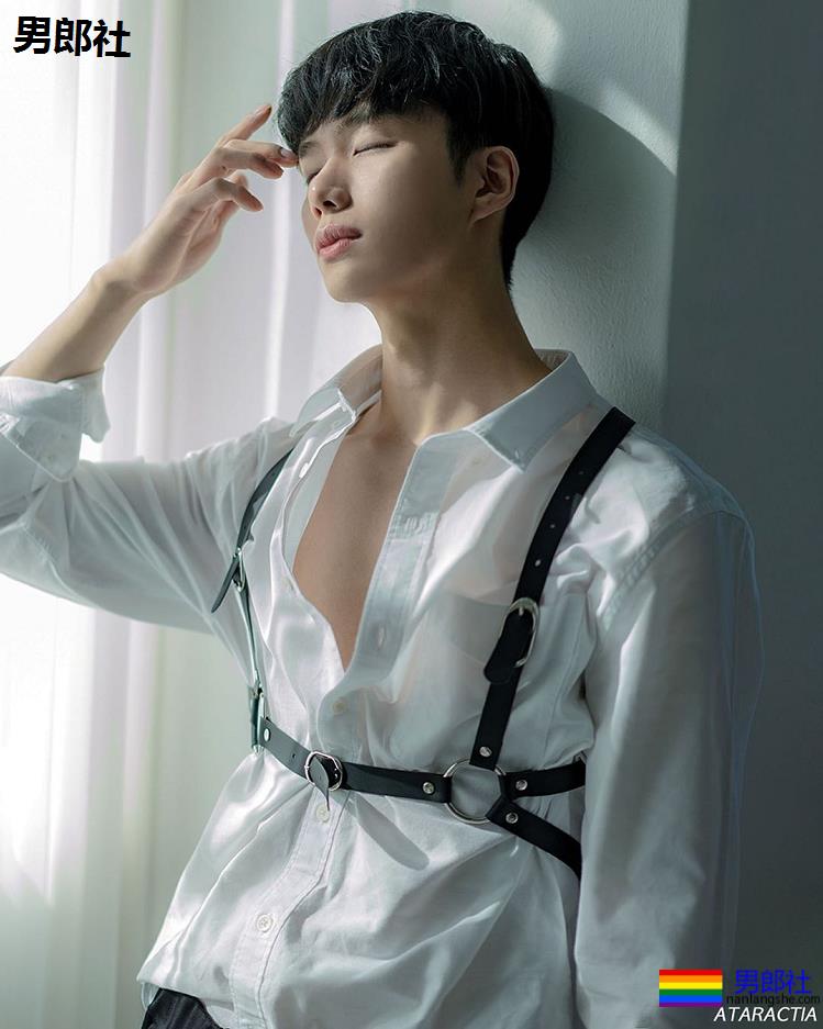 韩国欧巴背影太过迷人，扒出他的旧照片居然这么有料。 - 51虹马