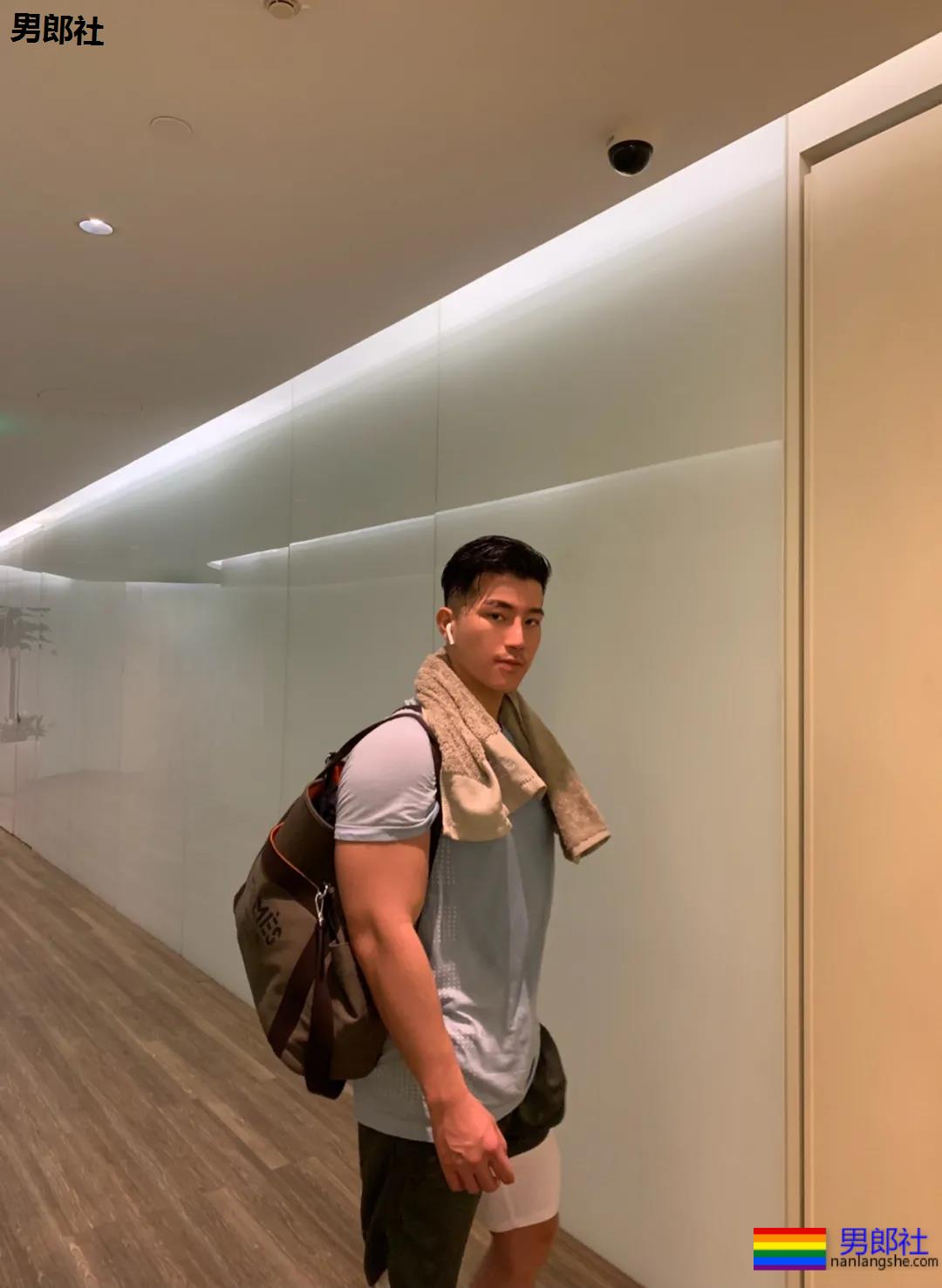 “胡子肌肉男泳池paly！包有大料更是实力满分！” - 51虹马