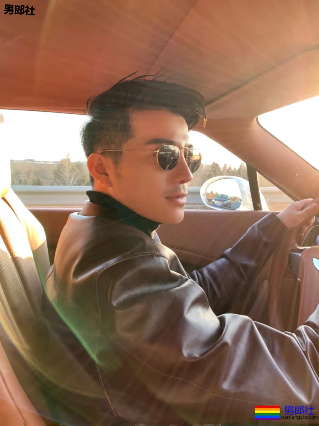 “胡子肌肉男泳池paly！包有大料更是实力满分！” - 51虹马