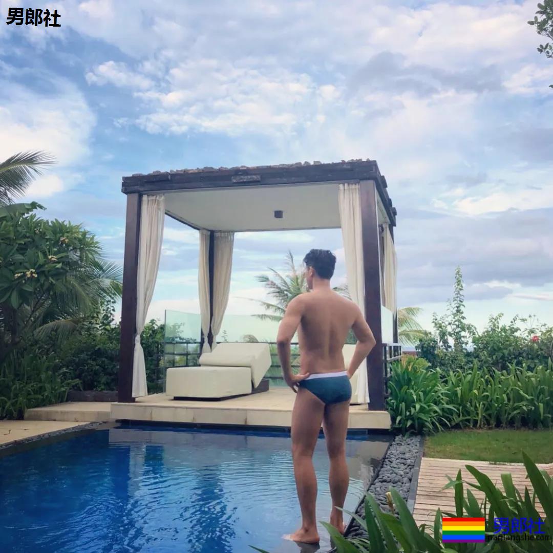 “胡子肌肉男泳池paly！包有大料更是实力满分！” - 51虹马