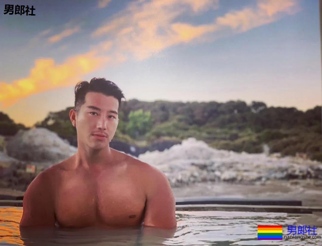 “胡子肌肉男泳池paly！包有大料更是实力满分！” - 51虹马