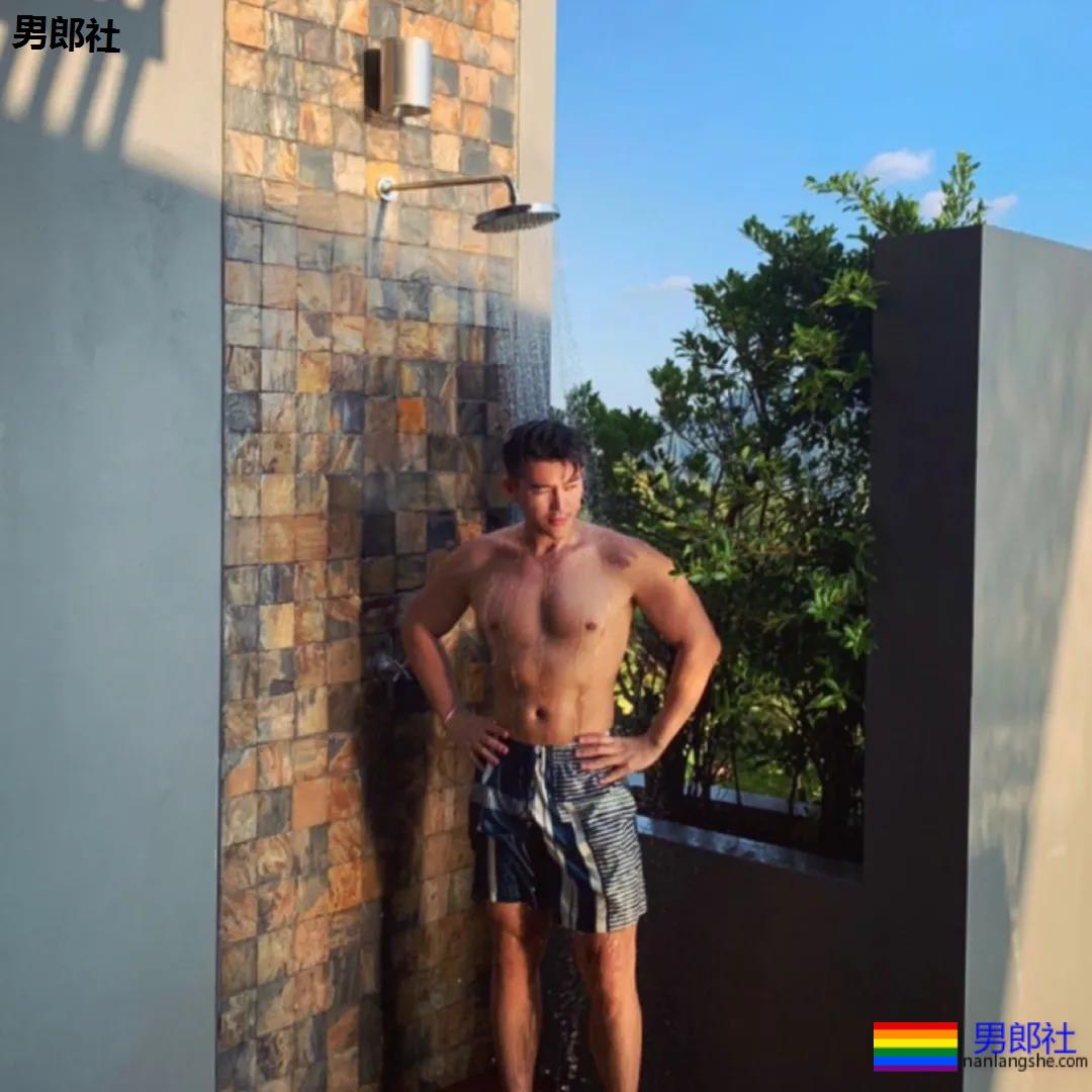 “胡子肌肉男泳池paly！包有大料更是实力满分！” - 51虹马