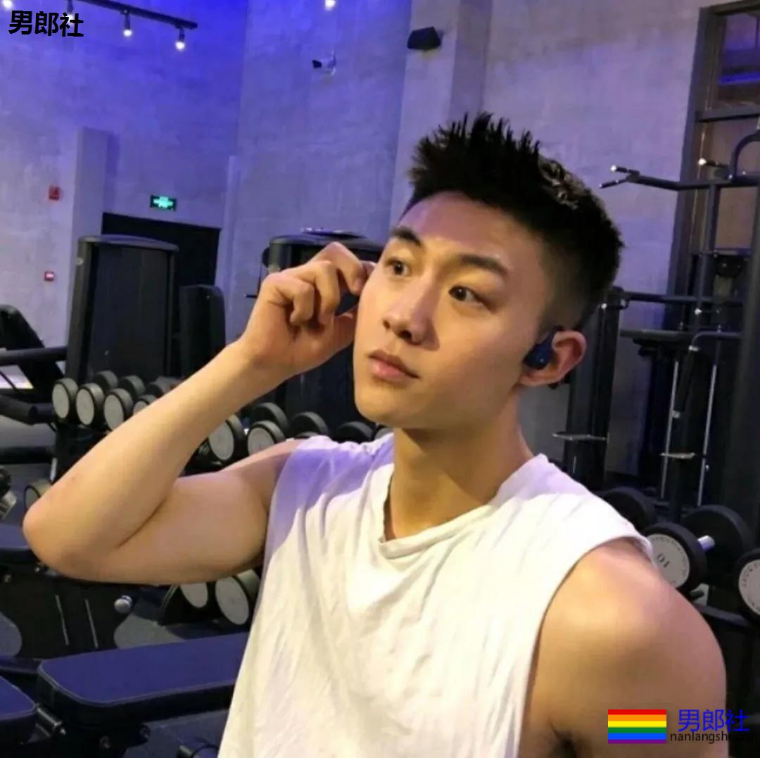 大长腿小狼狗颜值逆天，五分钟给我他的资料！ - 51虹马