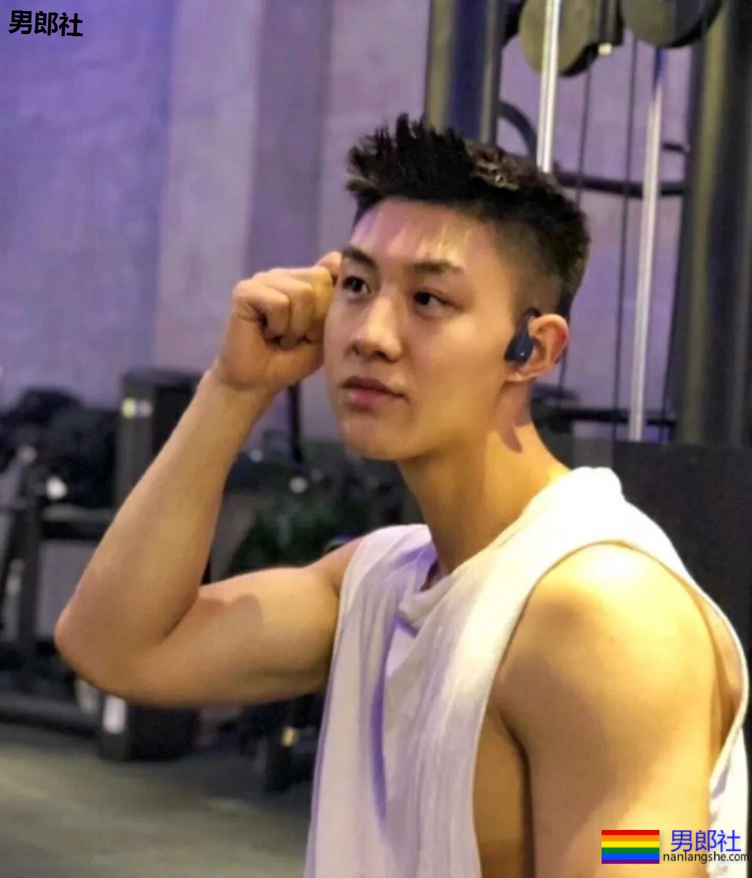 大长腿小狼狗颜值逆天，五分钟给我他的资料！ - 51虹马