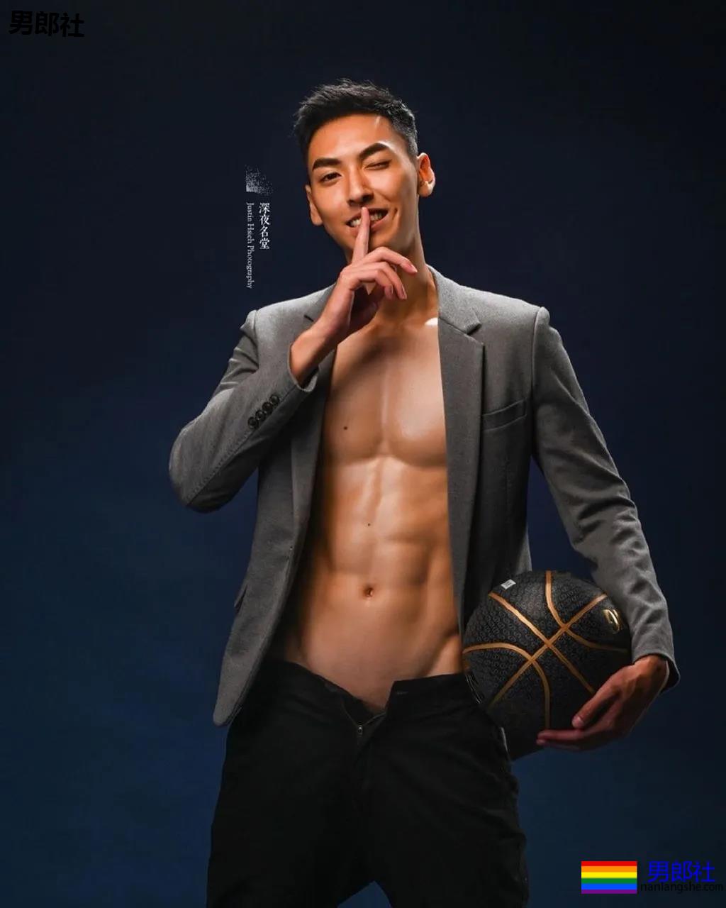 19岁薄肌篮球体育生，也太太太帅了吧! - 51虹马