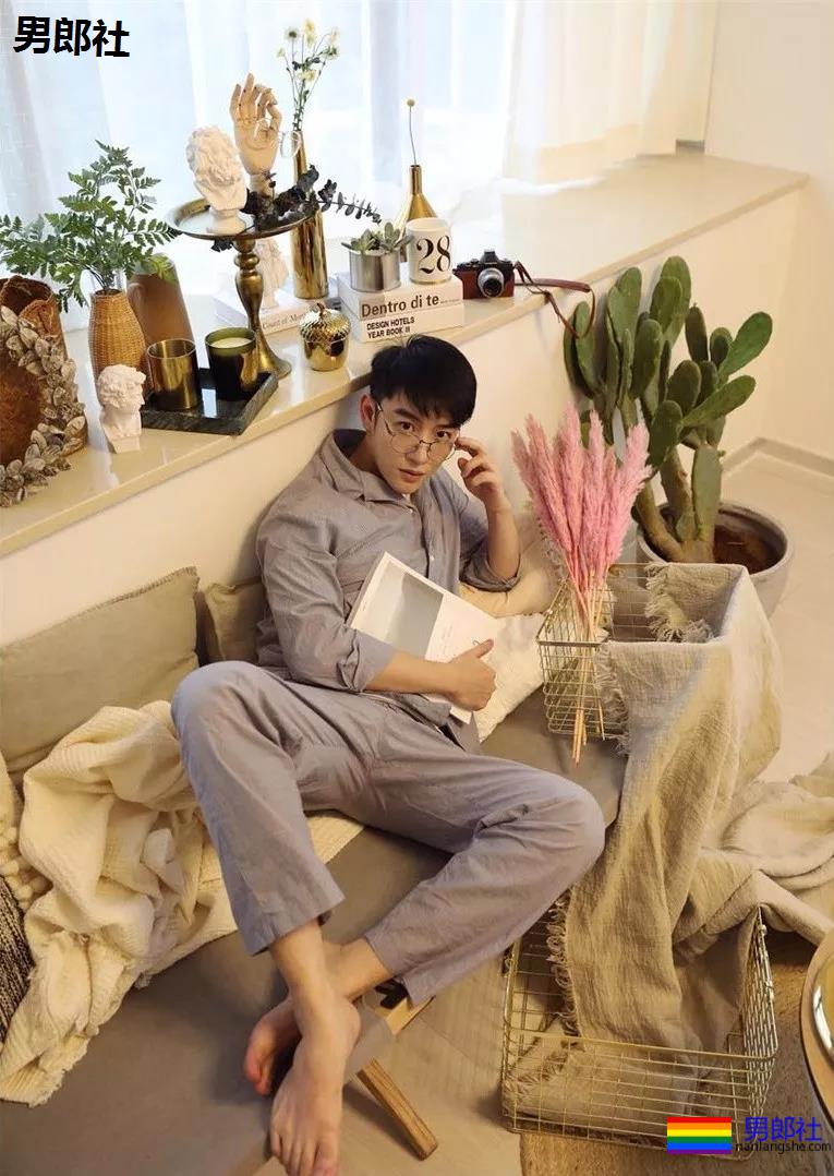 粉嫩的小奶狗居然是医生,爆红网络简直太可口了。 - 51虹马 粉嫩的小奶狗居然是医生,爆红网络简直太可口了。 - 51虹马