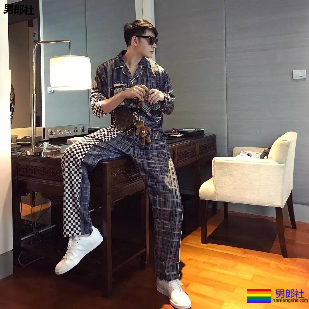 粉嫩的小奶狗居然是医生,爆红网络简直太可口了。 - 51虹马 粉嫩的小奶狗居然是医生,爆红网络简直太可口了。 - 51虹马