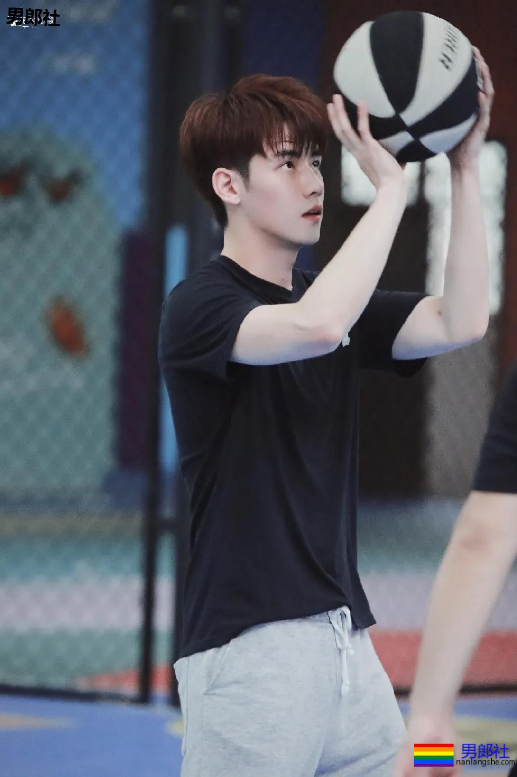 阳光帅气的篮球校草，神仙颜值太撩人了! - 51虹马