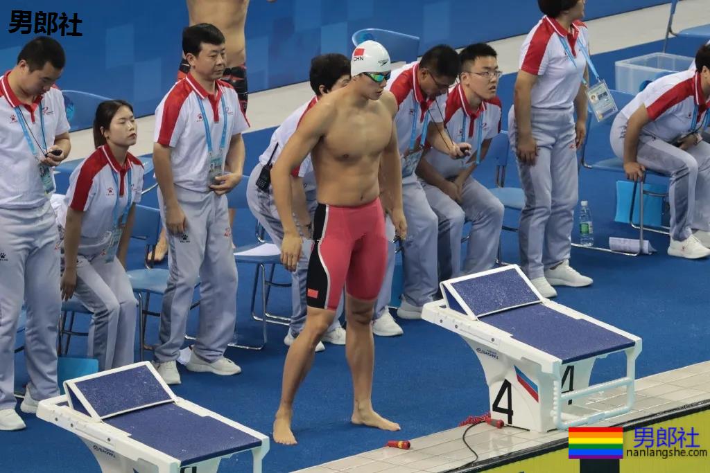 游泳队汪顺训练照惹尖叫，192腹肌公狗腰好身材，太馋了! - 51虹马