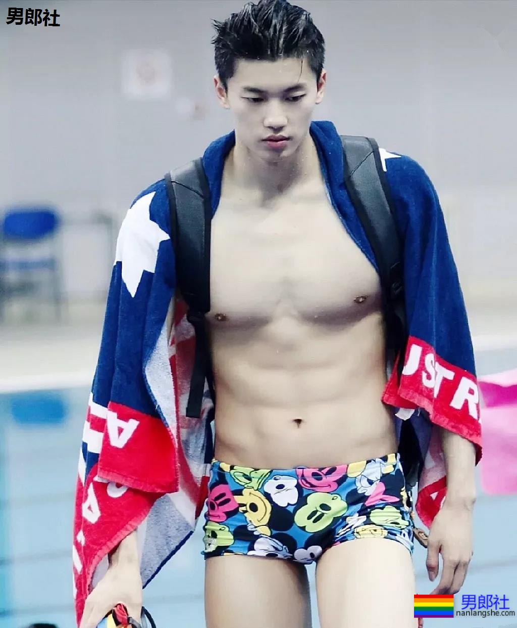 游泳队汪顺训练照惹尖叫，192腹肌公狗腰好身材，太馋了! - 51虹马