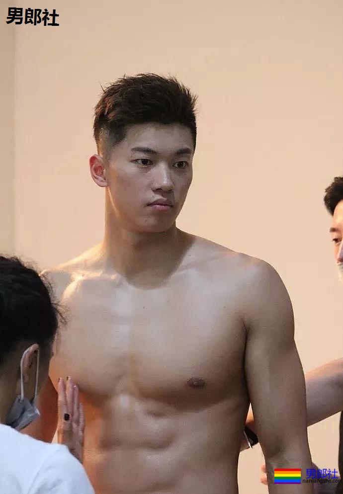 游泳队汪顺训练照惹尖叫，192腹肌公狗腰好身材，太馋了! - 51虹马