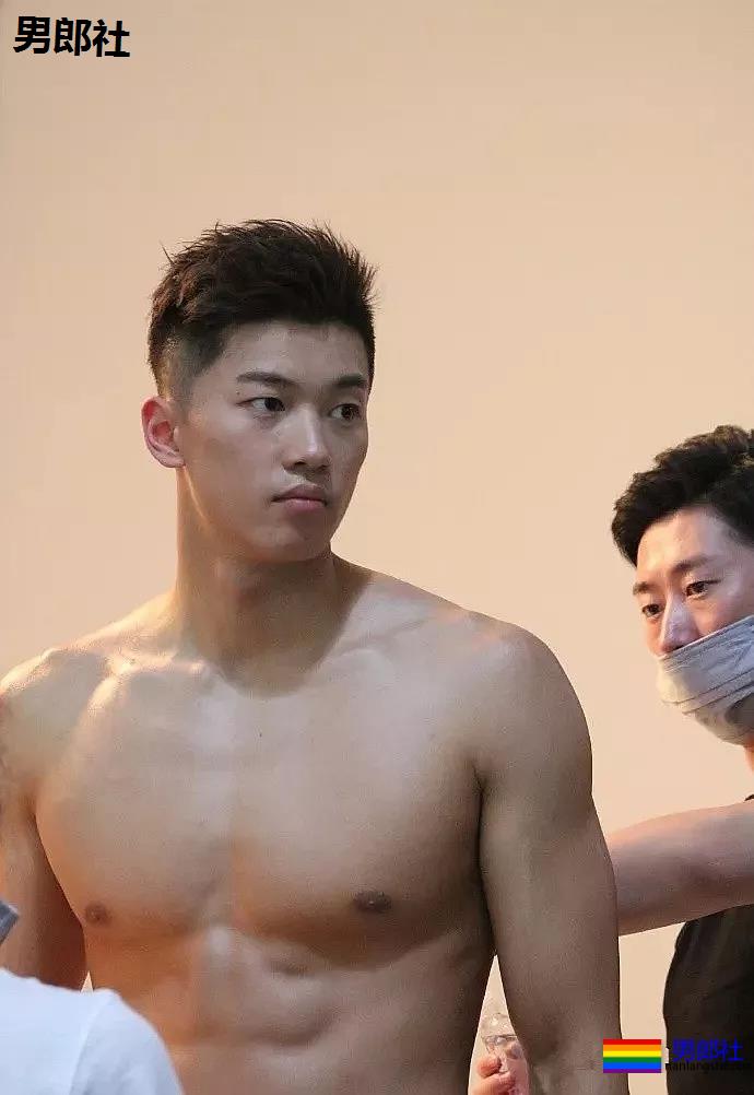 游泳队汪顺训练照惹尖叫，192腹肌公狗腰好身材，太馋了! - 51虹马