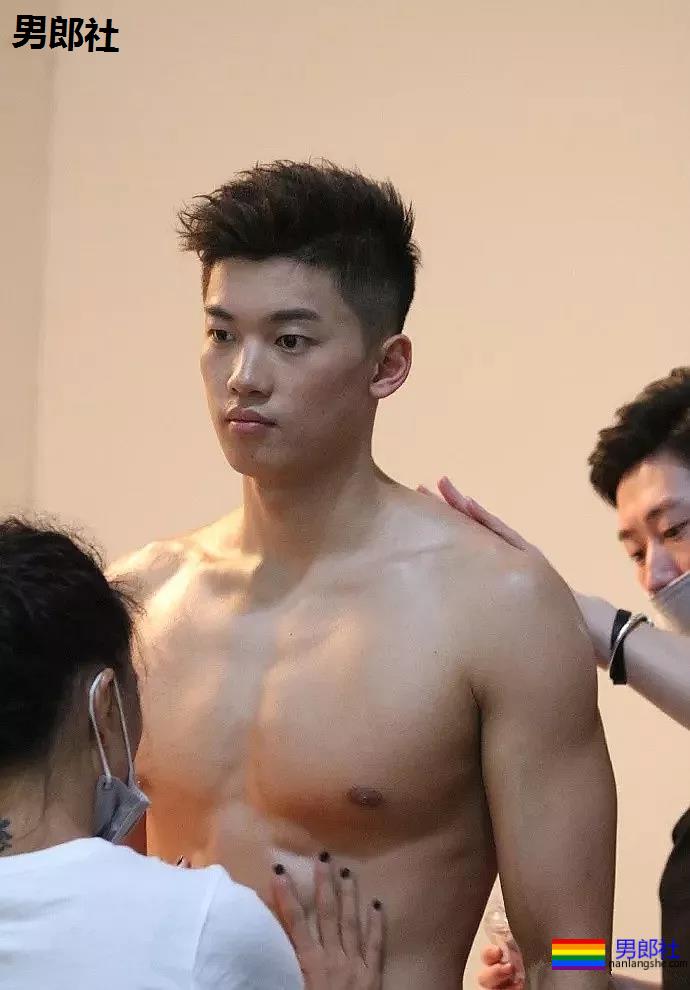 游泳队汪顺训练照惹尖叫，192腹肌公狗腰好身材，太馋了! - 51虹马