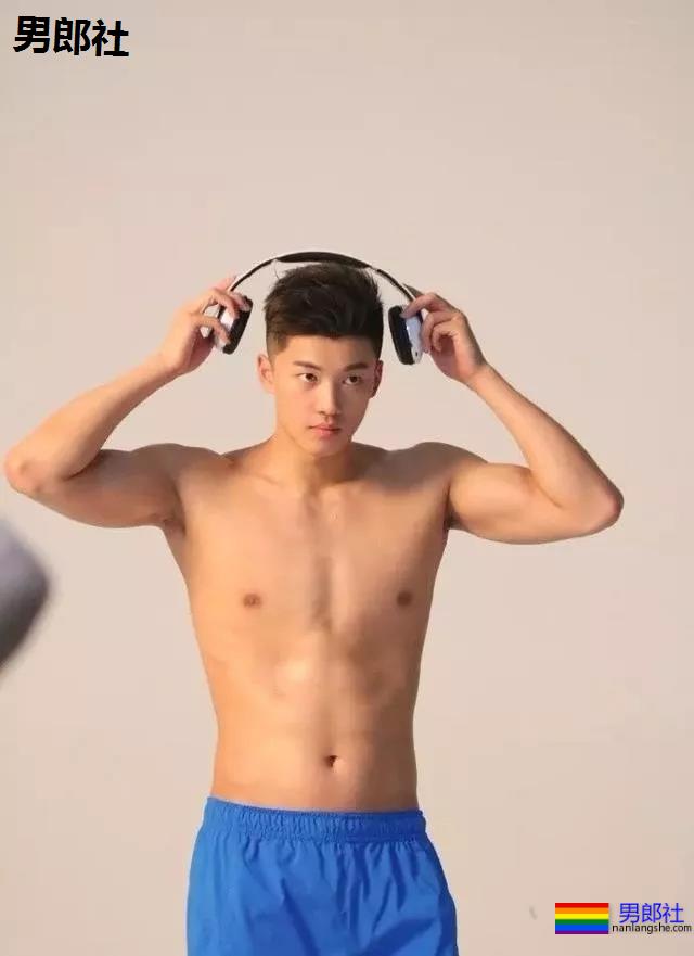 游泳队汪顺训练照惹尖叫，192腹肌公狗腰好身材，太馋了! - 51虹马