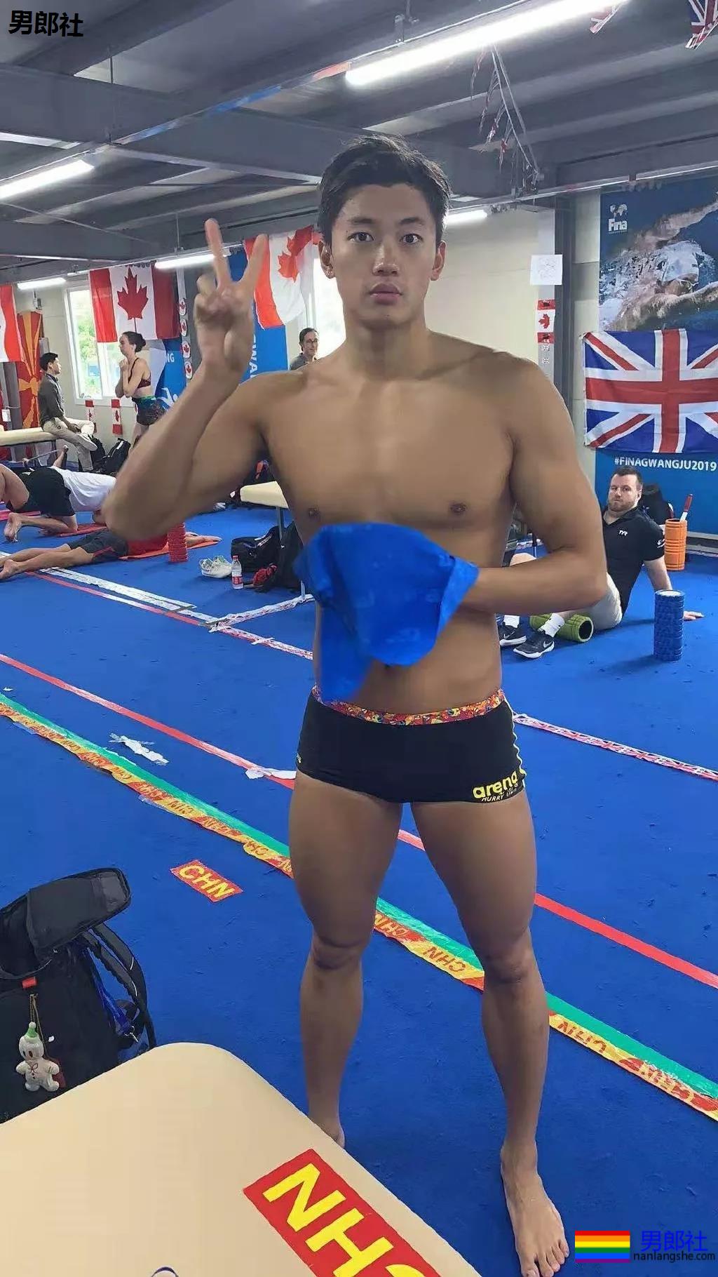 游泳队汪顺训练照惹尖叫，192腹肌公狗腰好身材，太馋了! - 51虹马