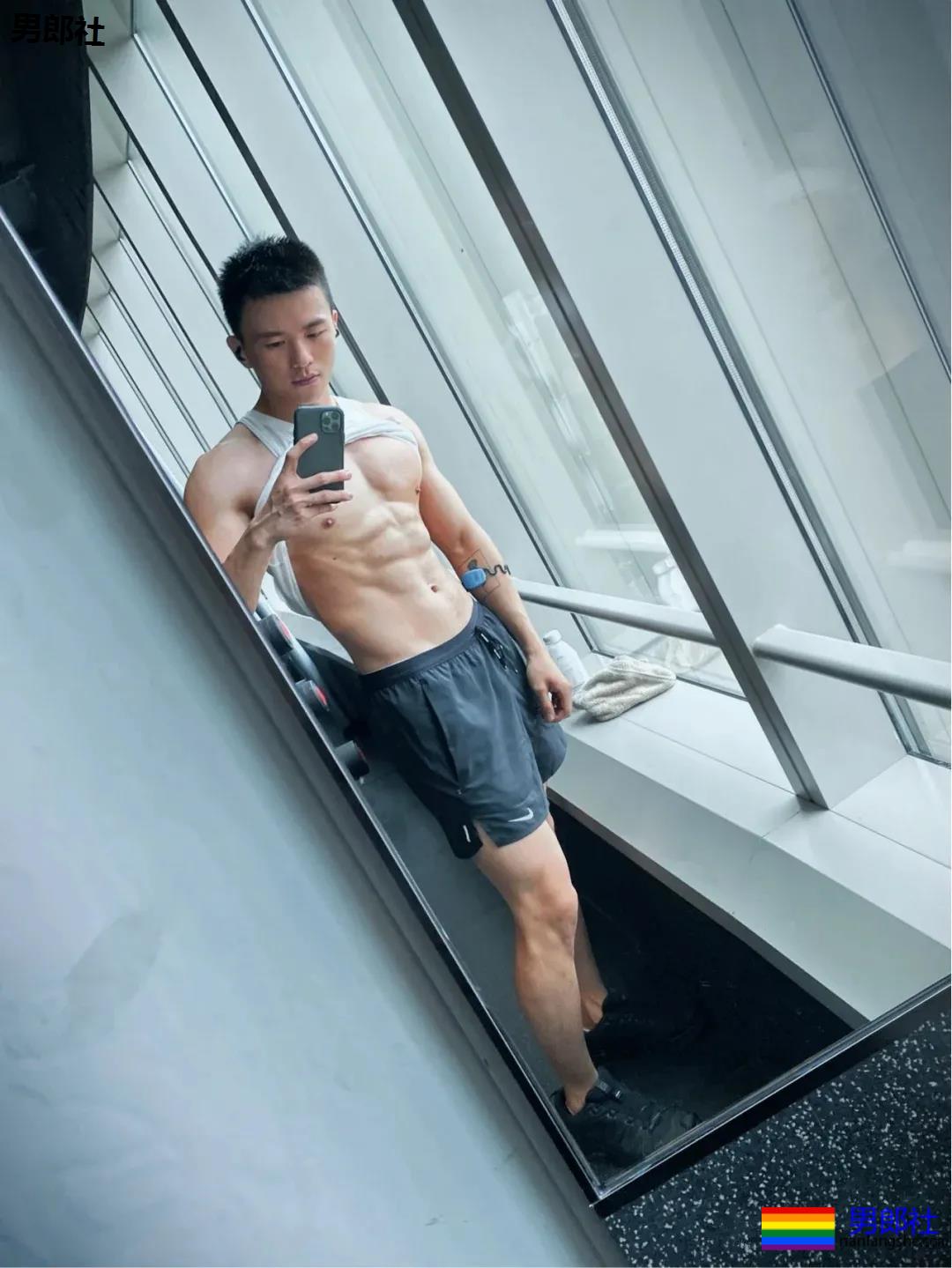 六块腹肌短发小狼狗，我康康谁又可以了？ - 51虹马