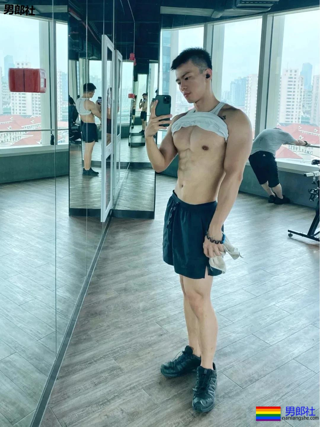 六块腹肌短发小狼狗，我康康谁又可以了？ - 51虹马