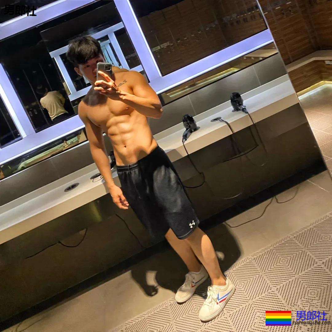 六块腹肌短发小狼狗，我康康谁又可以了？ - 51虹马