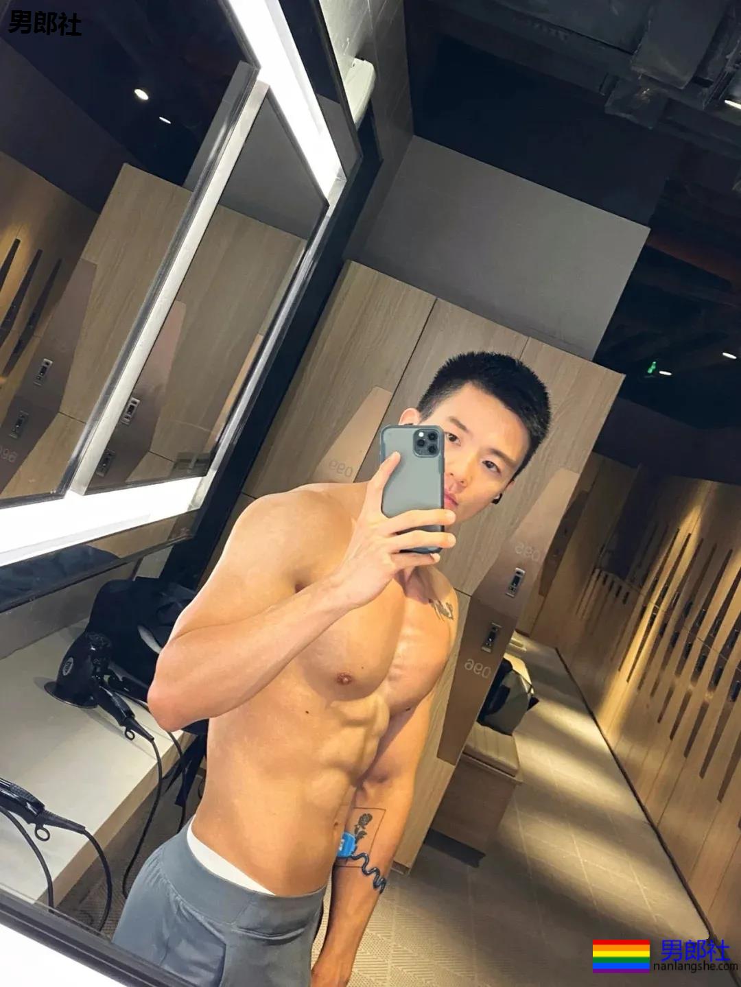 六块腹肌短发小狼狗，我康康谁又可以了？ - 51虹马