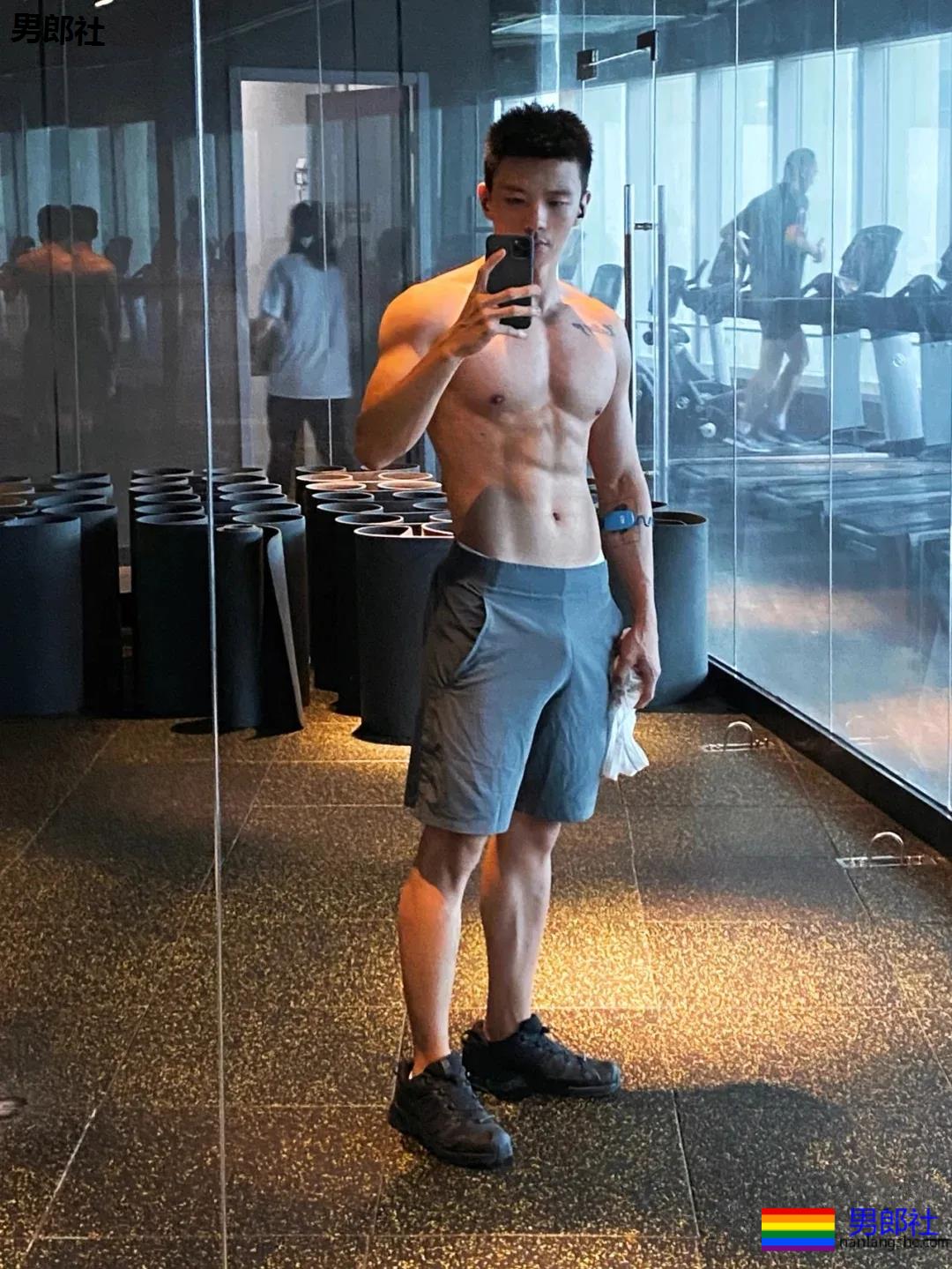 六块腹肌短发小狼狗，我康康谁又可以了？ - 51虹马